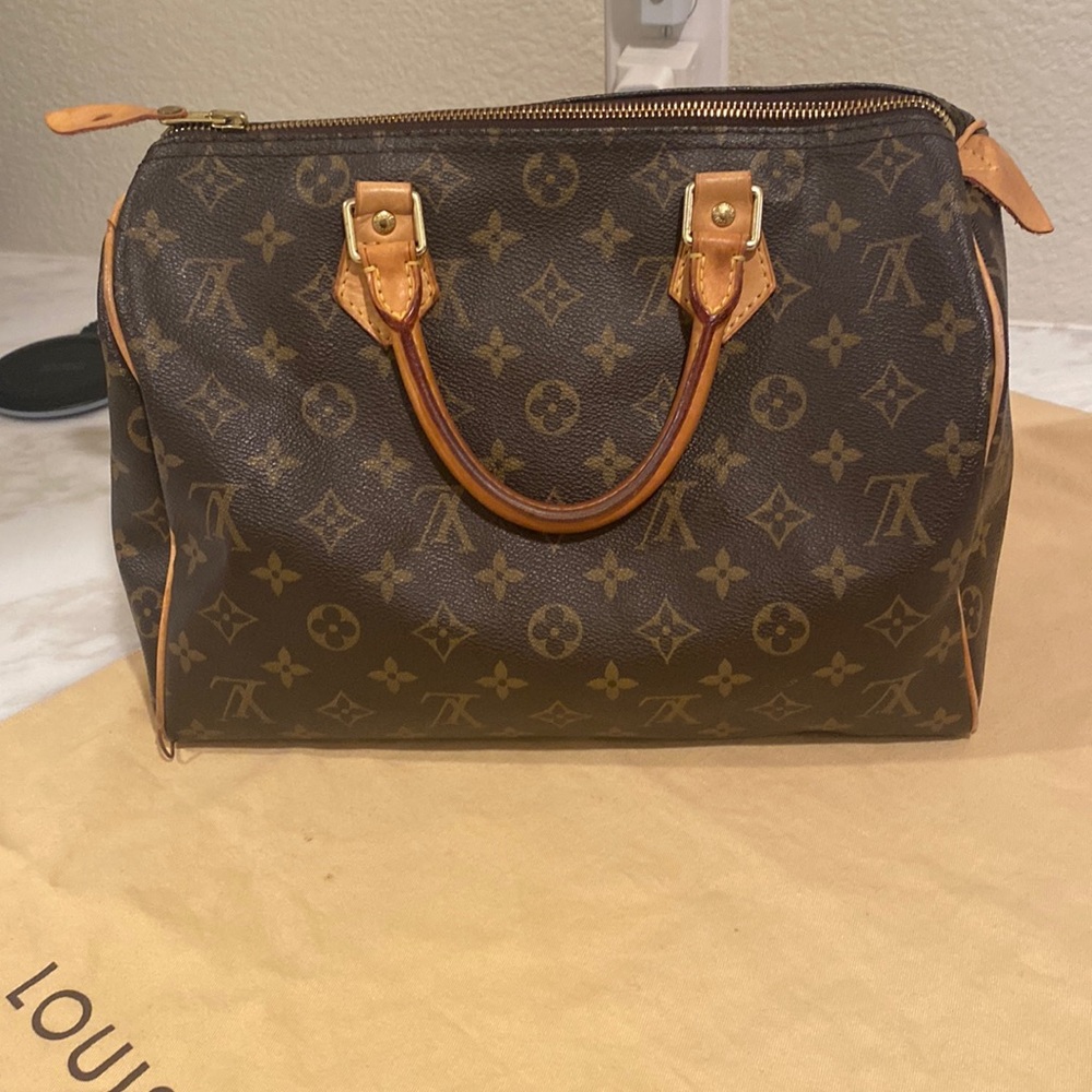 This is used bag , and good condition only corner wire is out